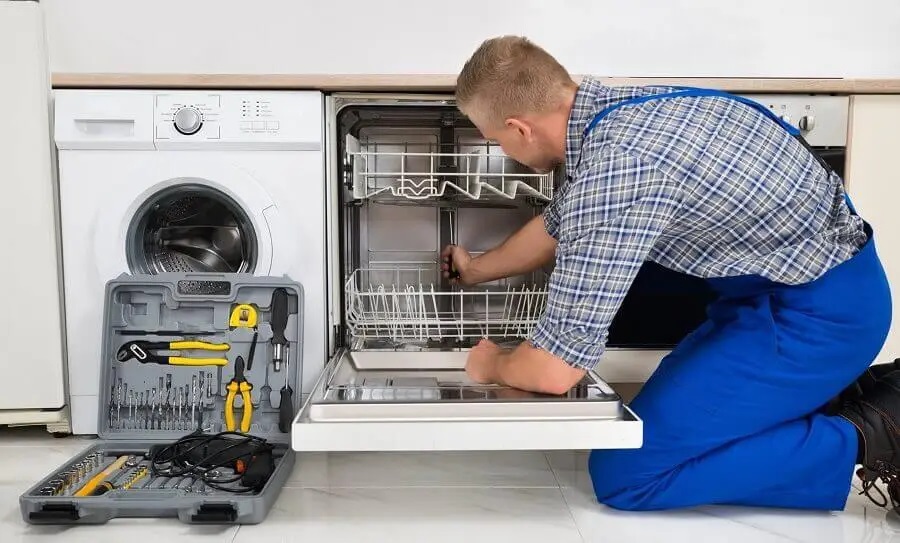 Gölcük Electrolux servisi teknisyen ekibi beyaz eşya tamiri yaparken